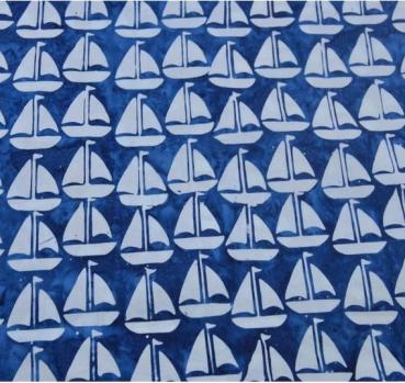 Batikstoff Island batiks Sail away Blau mit weißen Schiffchen