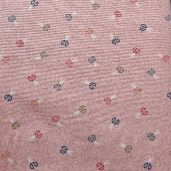 Patchworkbaumwolle Sewing room Scissors 2506-P von Makower