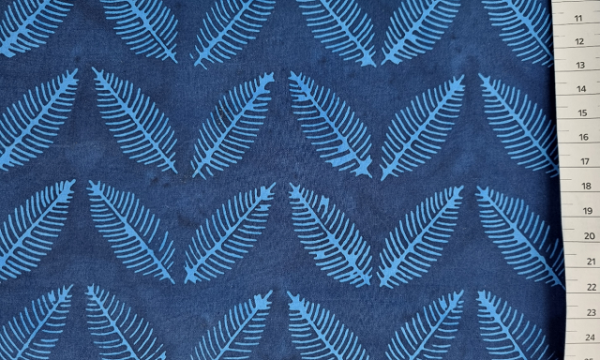 Batik Patchworkstoff Pura Vida Indigo von Shayla Wolf für Anthology
