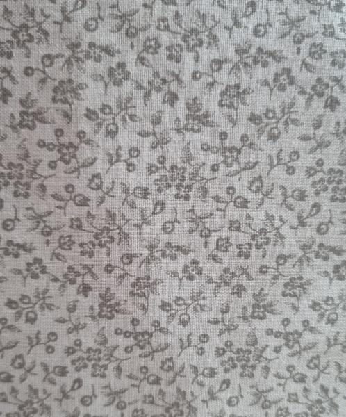 44273-12 Moda Sister Bay by 3 Sisters Farbe Sand mit winzigen Blümchen